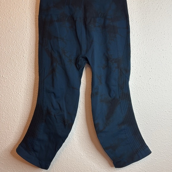 Lululemon Flow and Go Cropped Blue and Black Tie Die Leggings Size 4 - Picture 3 of 8